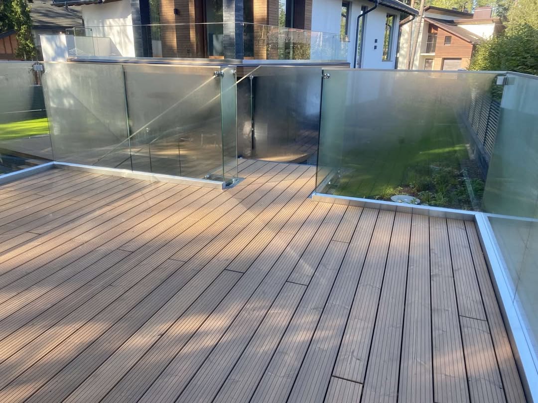 Стеклянные ограждения у частного дома